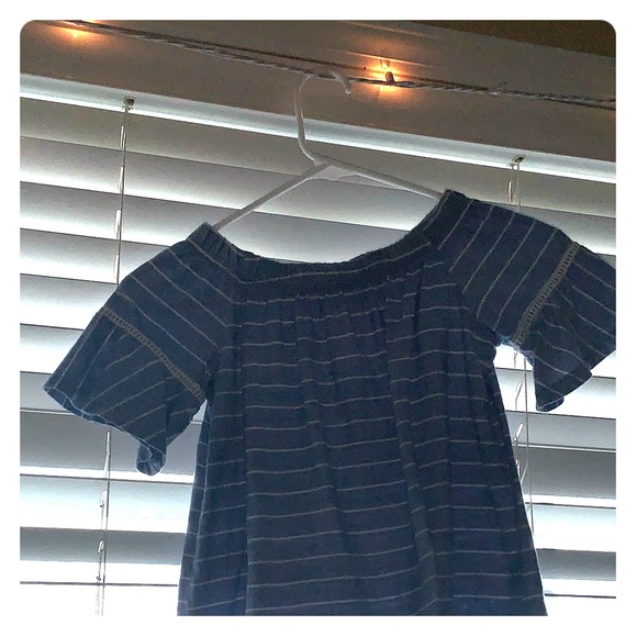 A off the shoulder shirt - Picture 1 of 1